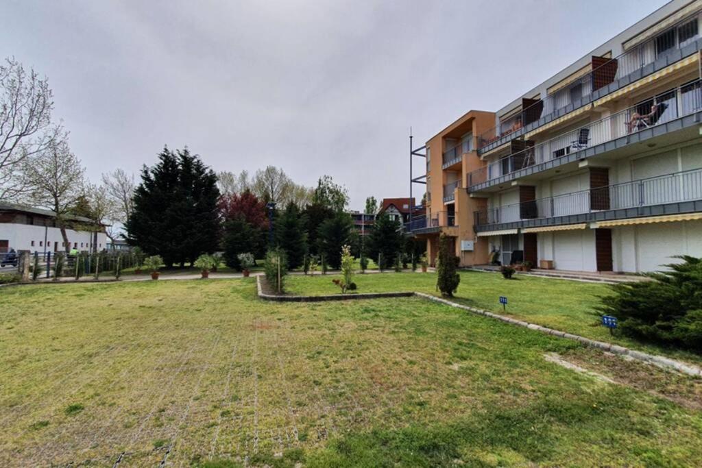 チョパクIgenyes 4 Fos Apartman Koezvetlen A Strandnalアパートメント エクステリア 写真